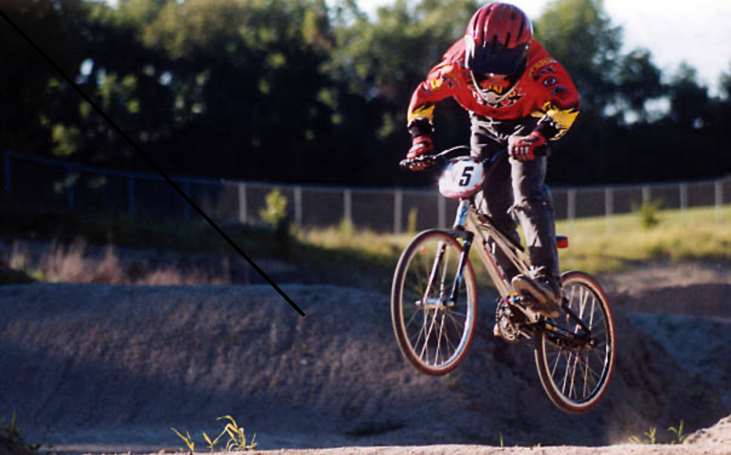 Photo représentant un sportif en moto-cross.