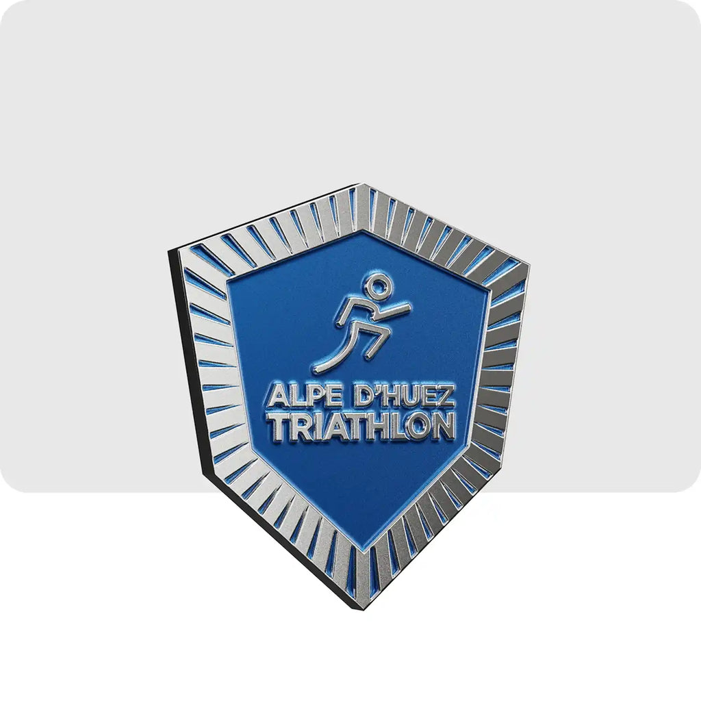 Ce magnet de couleur gris et bleu foncé représente l'épreuve de natation du triathlon de l'Alpe d'Huez.