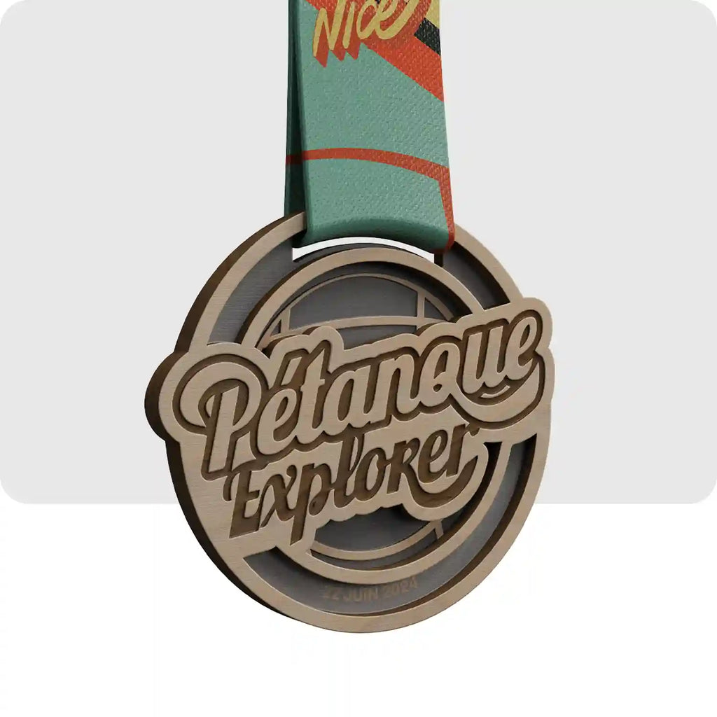 Médaille en bois représentant le logo de l'exceptionnel événement du pétanque explorer. 