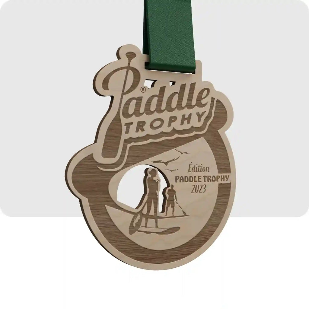 Médaille en bois avec des gravure faites au laser représentant le sport qu'est le paddle. 