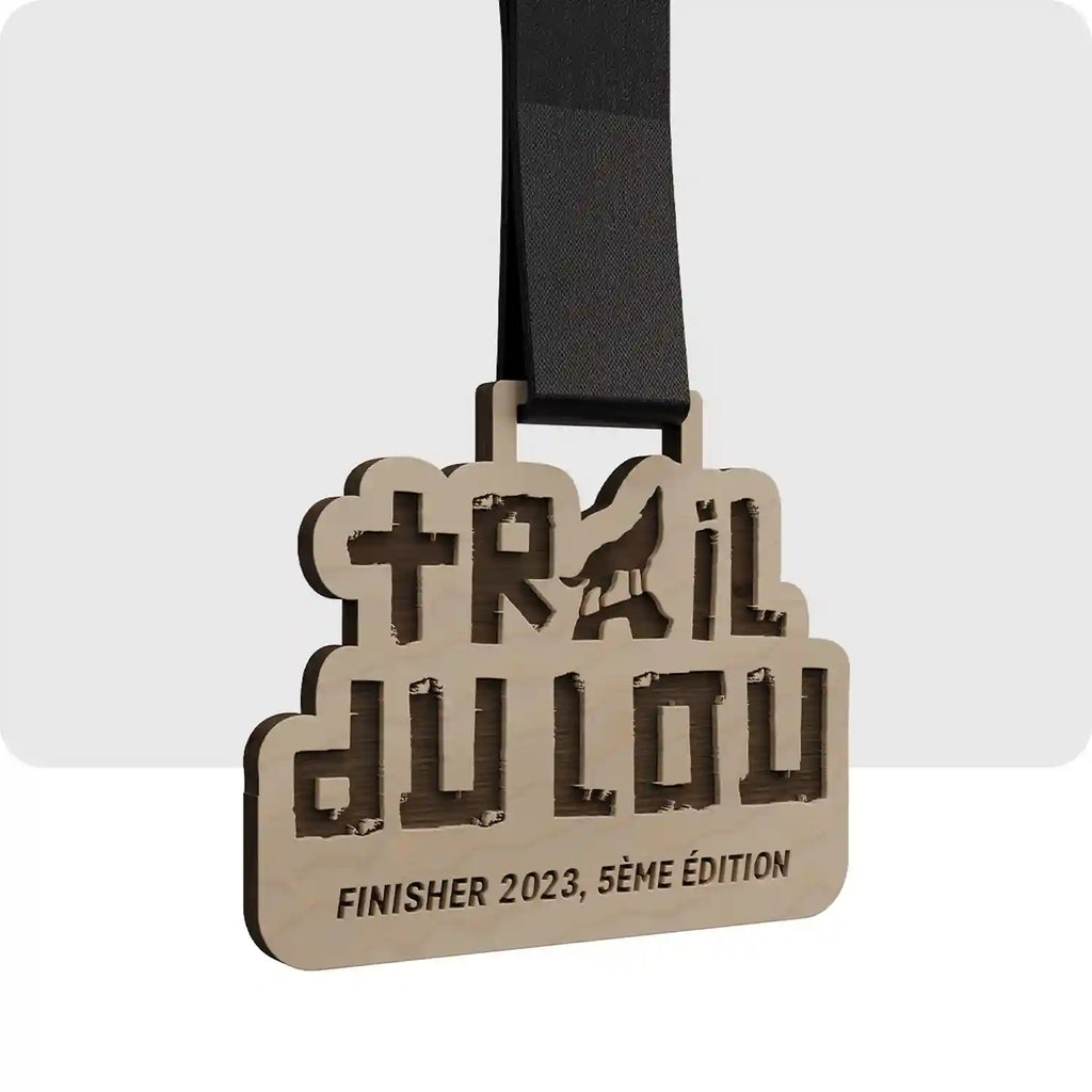 Médaille en bois représentant le logo du trail du Lou ainsi que la date de l'évènement. 