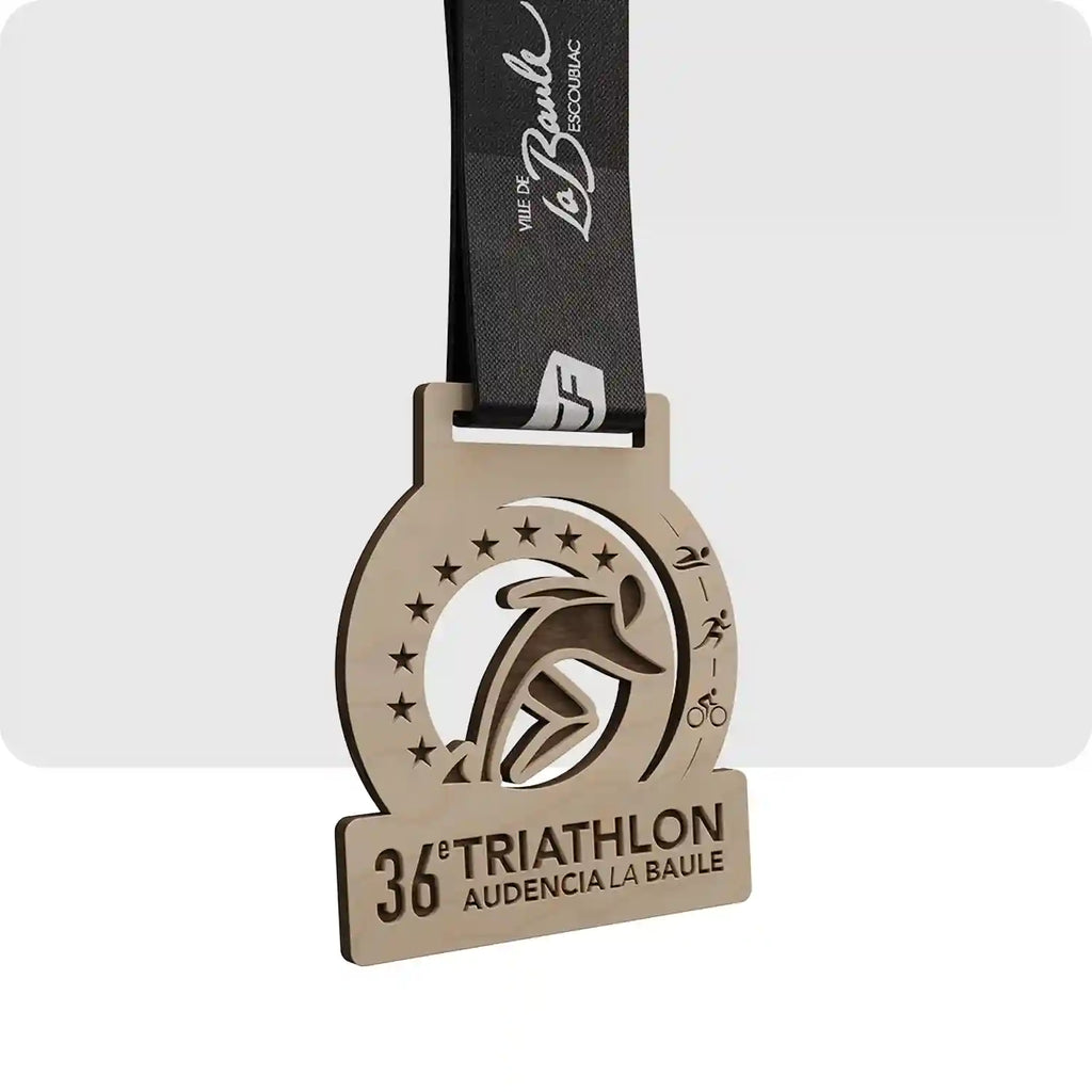 Médaille en bois représentant a partir de dessin abstrait les différentes disciplines du triathlon de AUDENCIA LA BAULE.