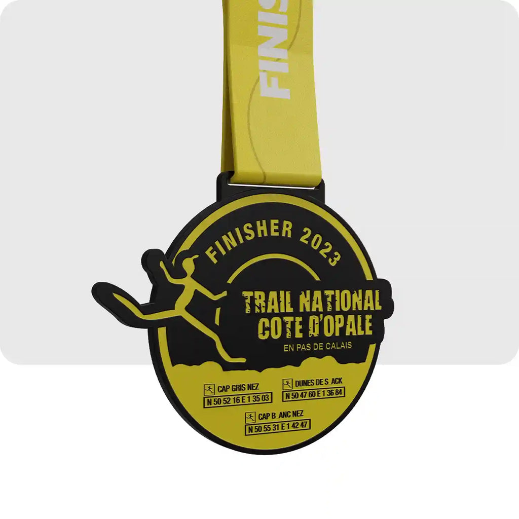 Médaille en métal de couleur jaune et noir, avec un personnage abstrait en train de courrir.