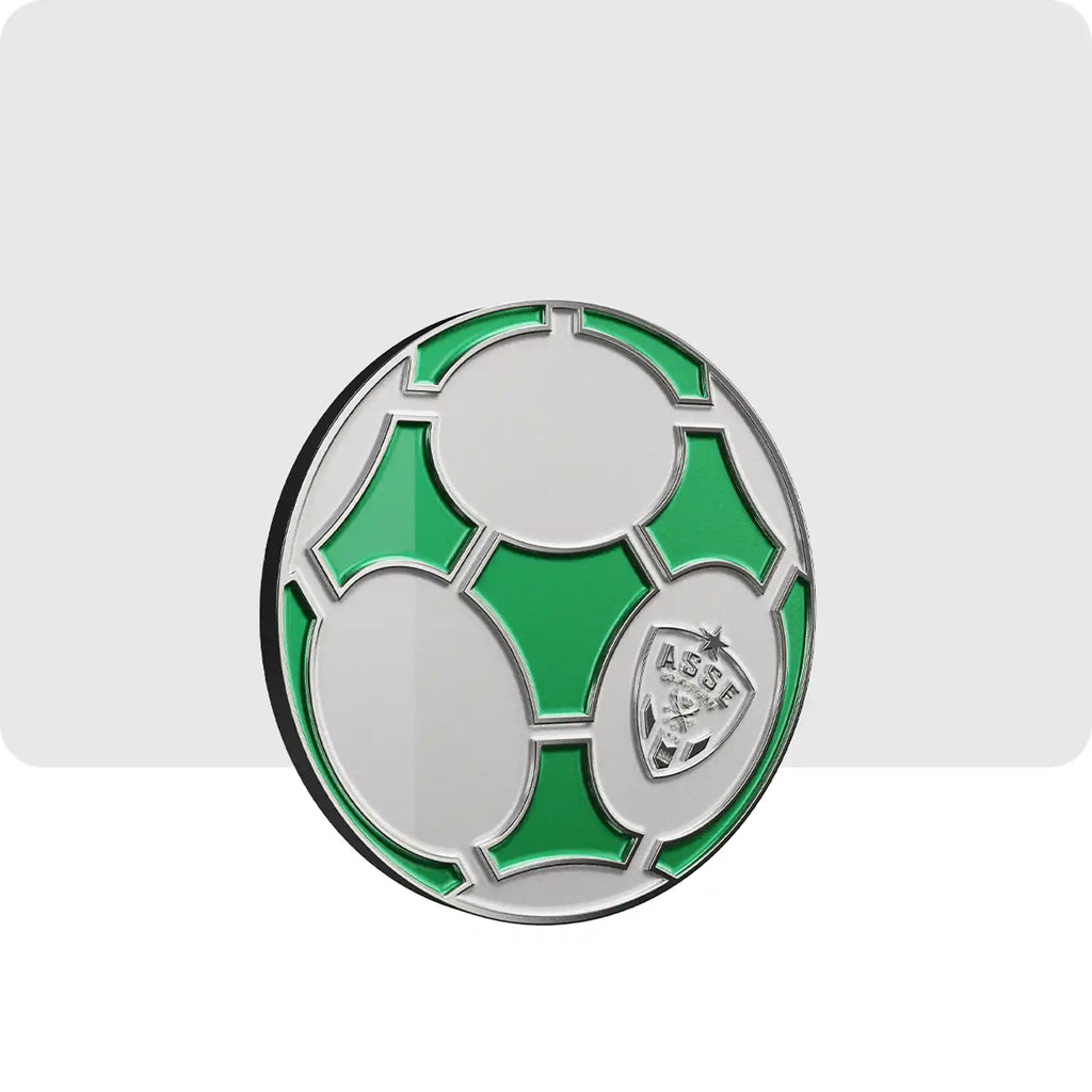 pins de couleur blanc et vert représentant un ballon de football ainsi que le logo du club de football de l'ASSE.