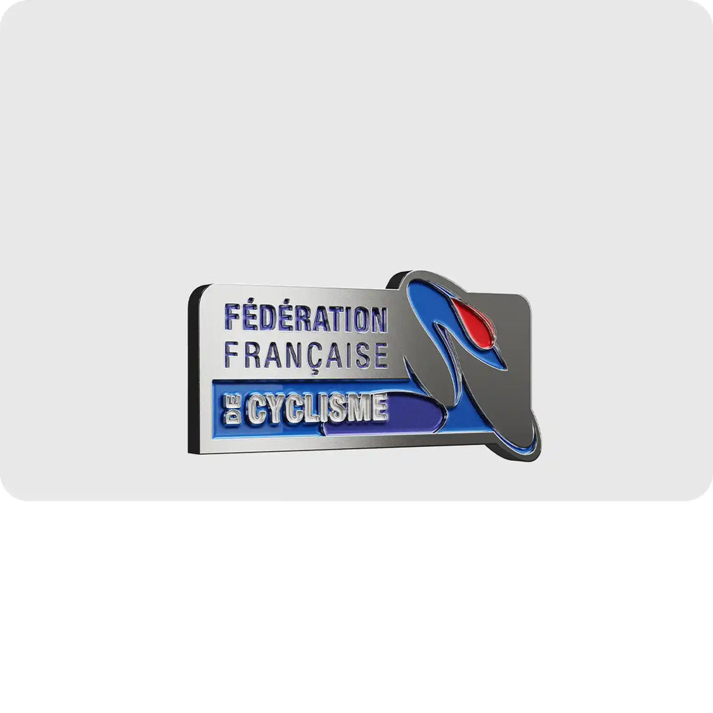 Pin's personnalisé en métal de couleur argenté, rouge et bleu. Avec le logo de la fédération française de cyclisme. 