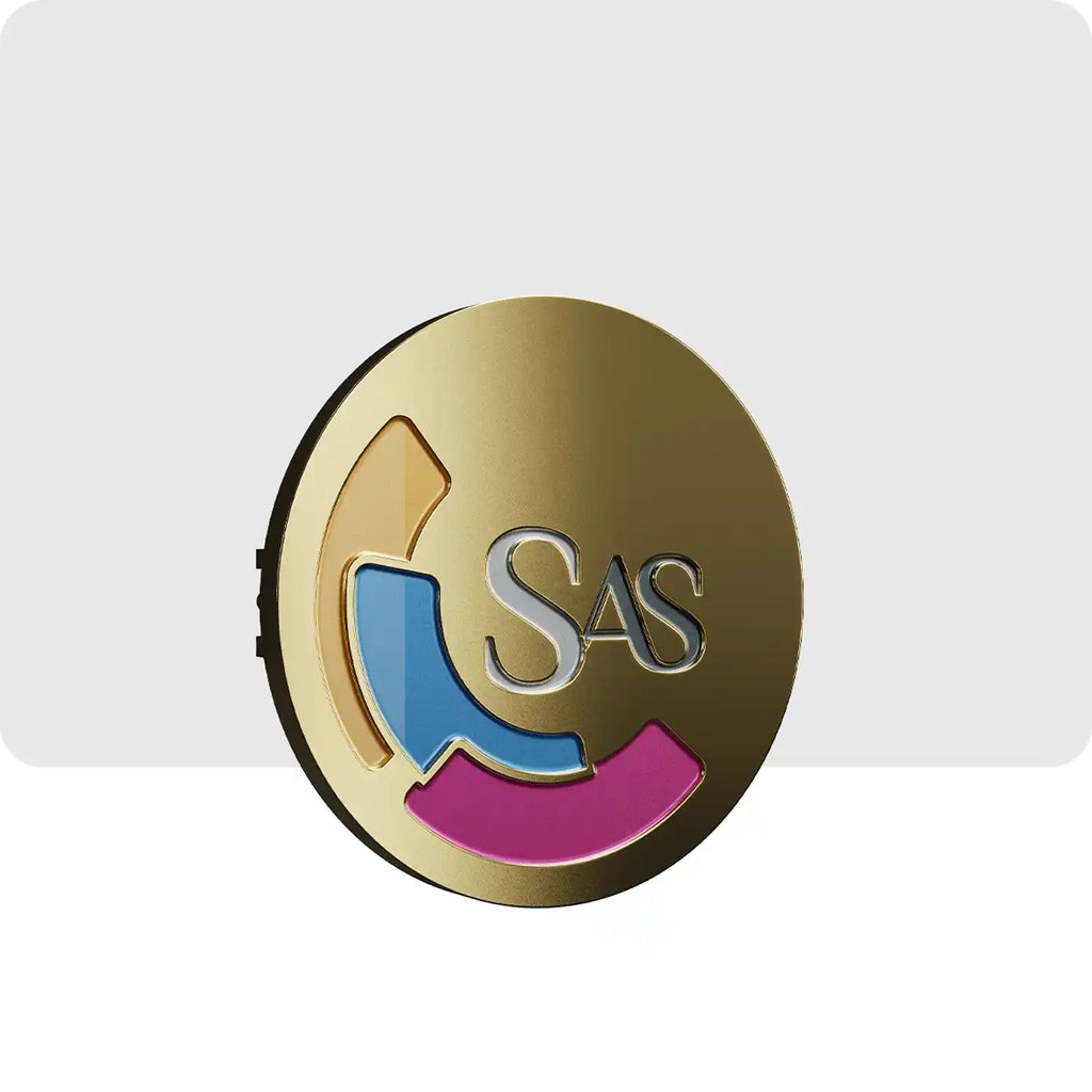 Pin's de couleur doré, bleu et rose avec en son centre les lettres "SAS".