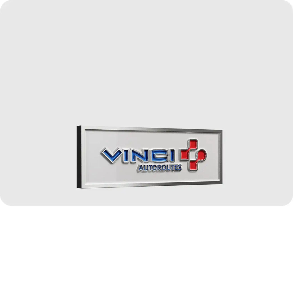 Pins personnalisé en argent de couleur blanc, bleu et rouge représentant le logo de Vinci autoroutes. 