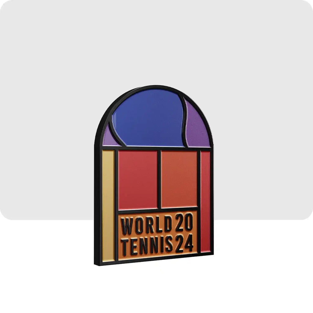 Pins personnalisé de couleur jaune, rouge, bleu et violet avec sur la partie inférieur du pins l'inscription "World Tennis 2024"