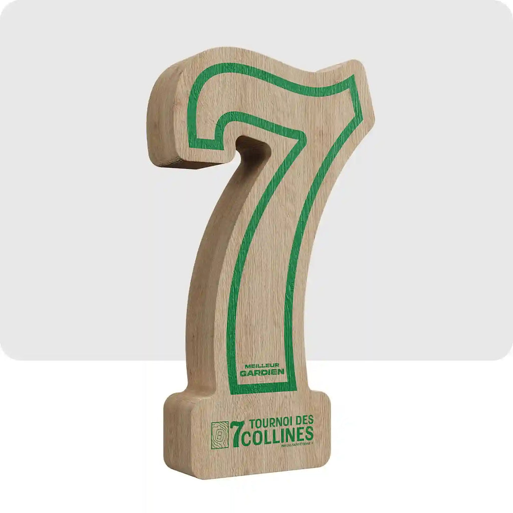 Trophée en bois de couleur vert et marron en forme de 7.