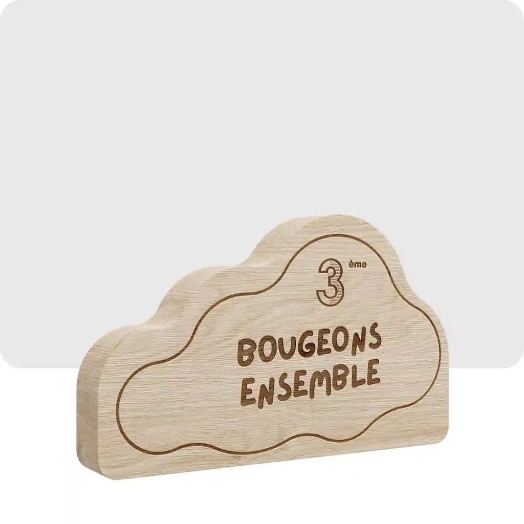 Trophée personnalisé en bois en forme de nuage, les inscriptions sur le trophée son en relief et d'un marron plus foncé.