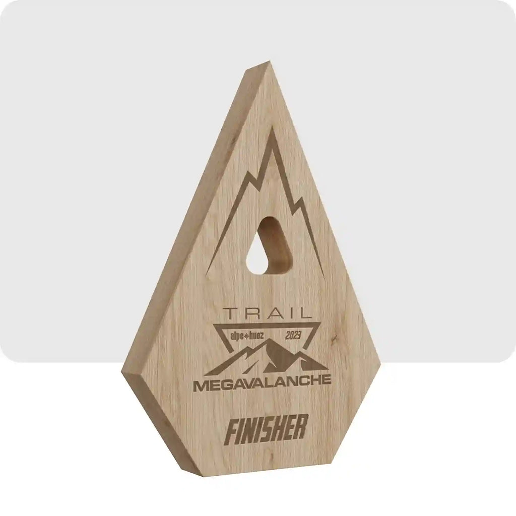 Trophée en bois en forme de montagne. 