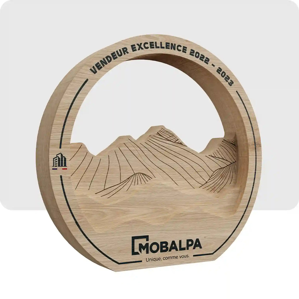 Trophée en bois circulaire avec des gravures ainsi que des effets de relief au centre du trophée.