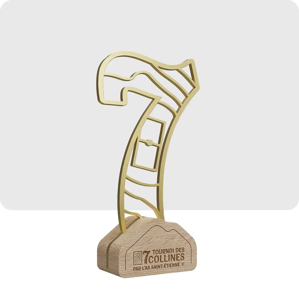 Trophée personnalisé en bois et en métal, la partie supérieur du trophée est un 7 en métal qui repose sur un socle en bois. 