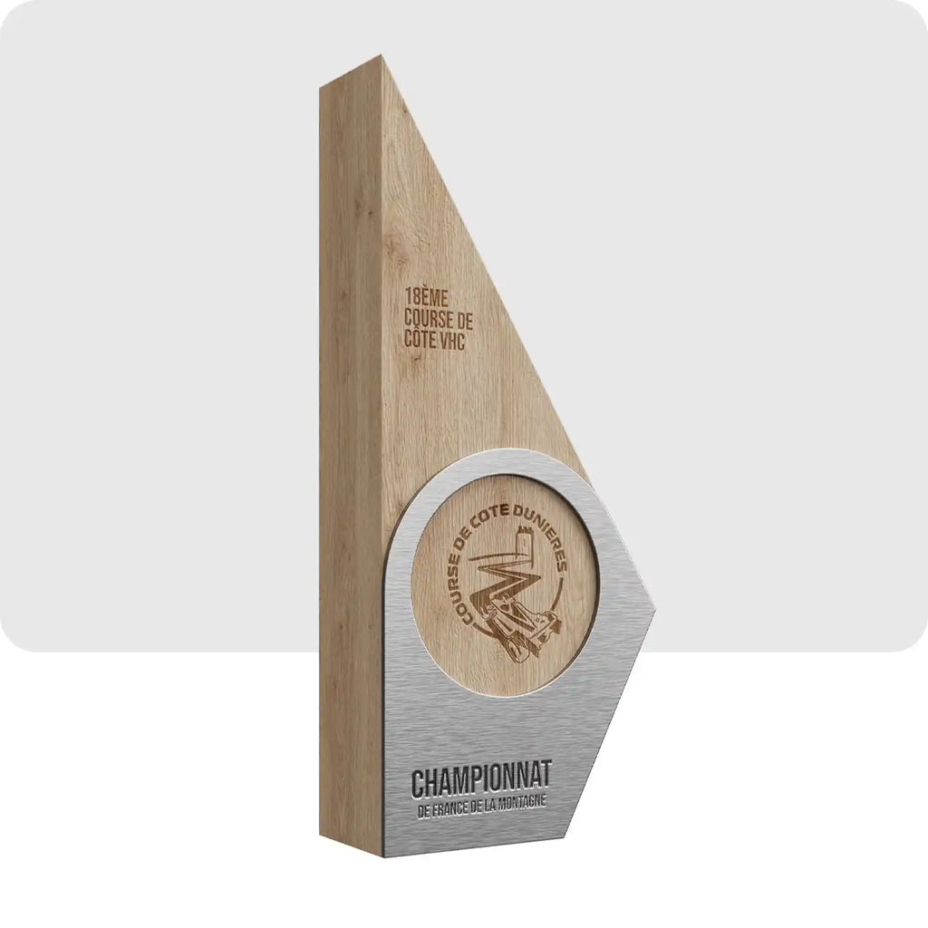 Trophée personnalisé en bois et métal, le bois est travaillé pour avoir une forme personnalisé particulière. Le logo de l'évènement est gravé dans le bois.