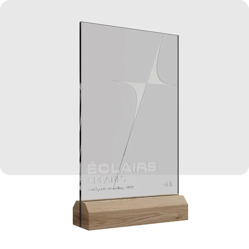 Trophée personnalisé en bois et en plexiglass, le socle est en bois et le reste est en plexiglass couvert d'un design de couleur blanche.