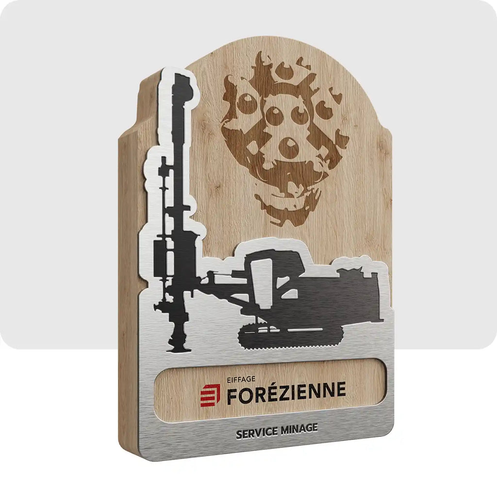 Trophée personnalisé en bois et en métal gravé avec une illustration pour le groupe Eiffage.