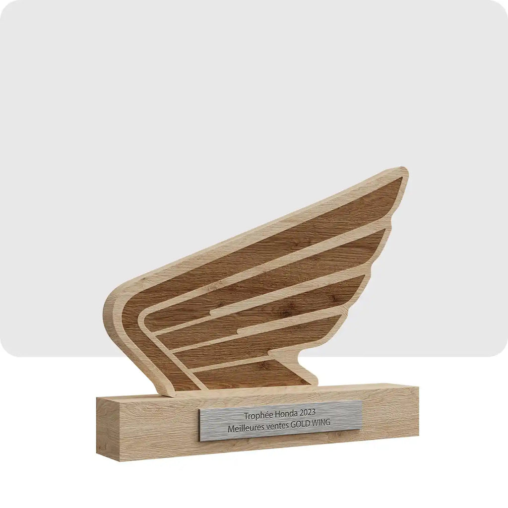 Trophée en bois représentant le logo de la marque Honda.