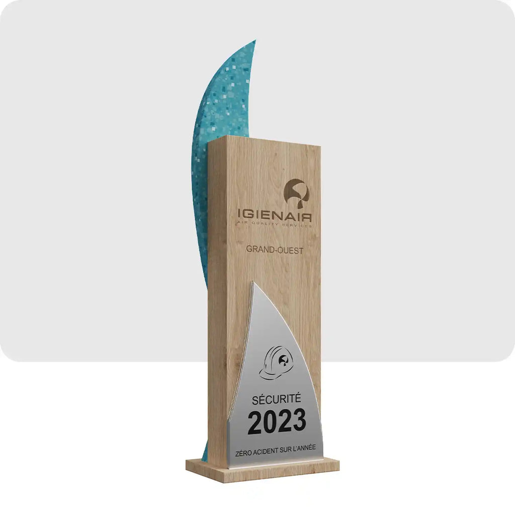 Trophée personnalisé en bois, métal, PVC avec le nom de l'entreprise gravé dans le bois. 