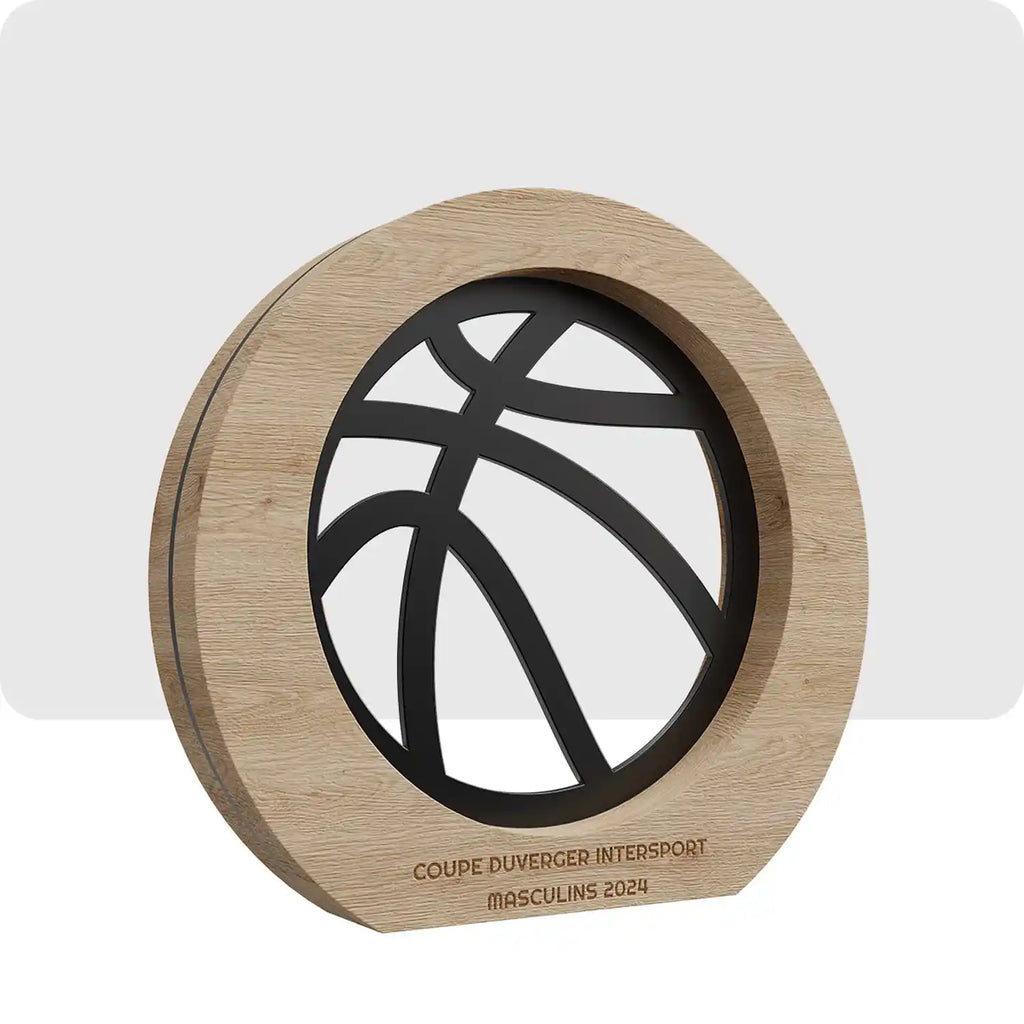 Trophée personnalisé en bois et en métal. En forme de cercle, le trophée contient un ballon de basket en son centre. 