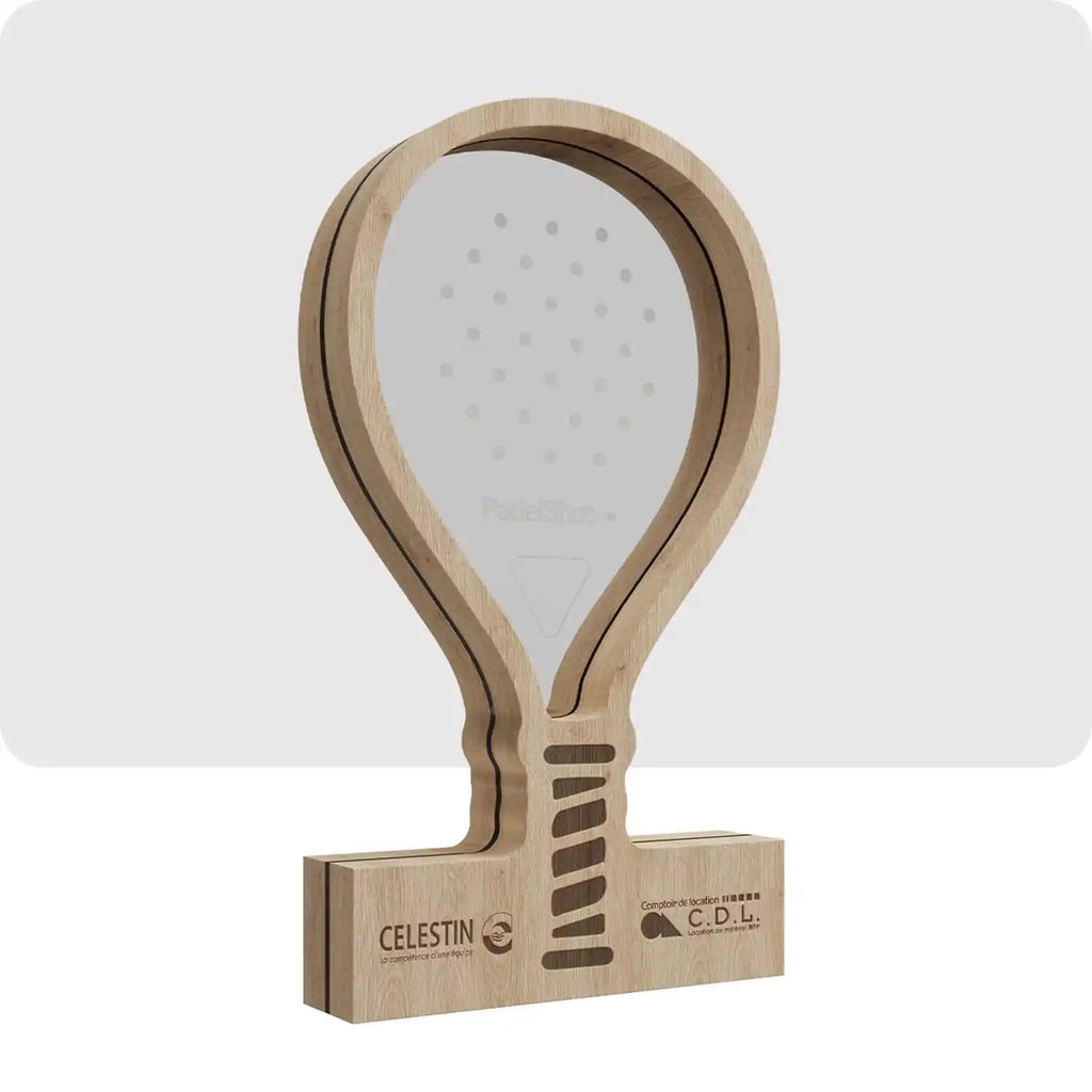 Trophée en bois et en plexiglass en forme de raquette de padel. 