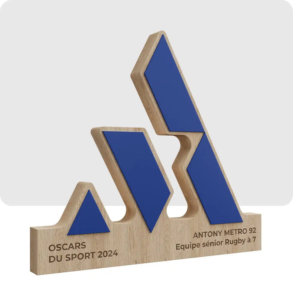 Trophée en bois de couleur marron et bleu représentant le logo Adidas. 