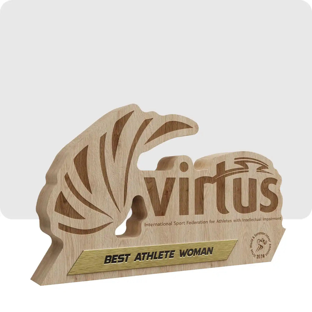 Trophée personnalisé en bois avec une forme personnalisé ainsi que le logo de la fédération. 