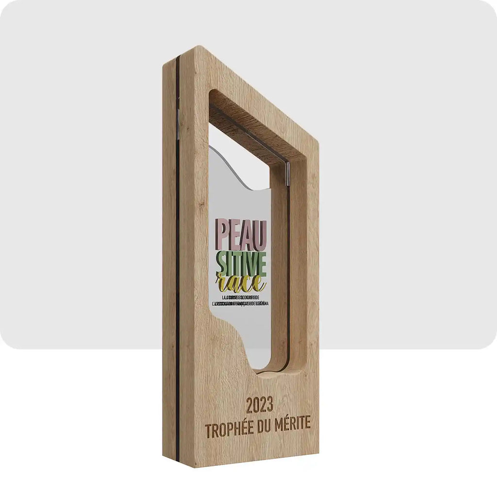 Trophée personnalisé en bois et en plexiglass, le trophée à une forme personnalisé et est comblé par le plexiglass.