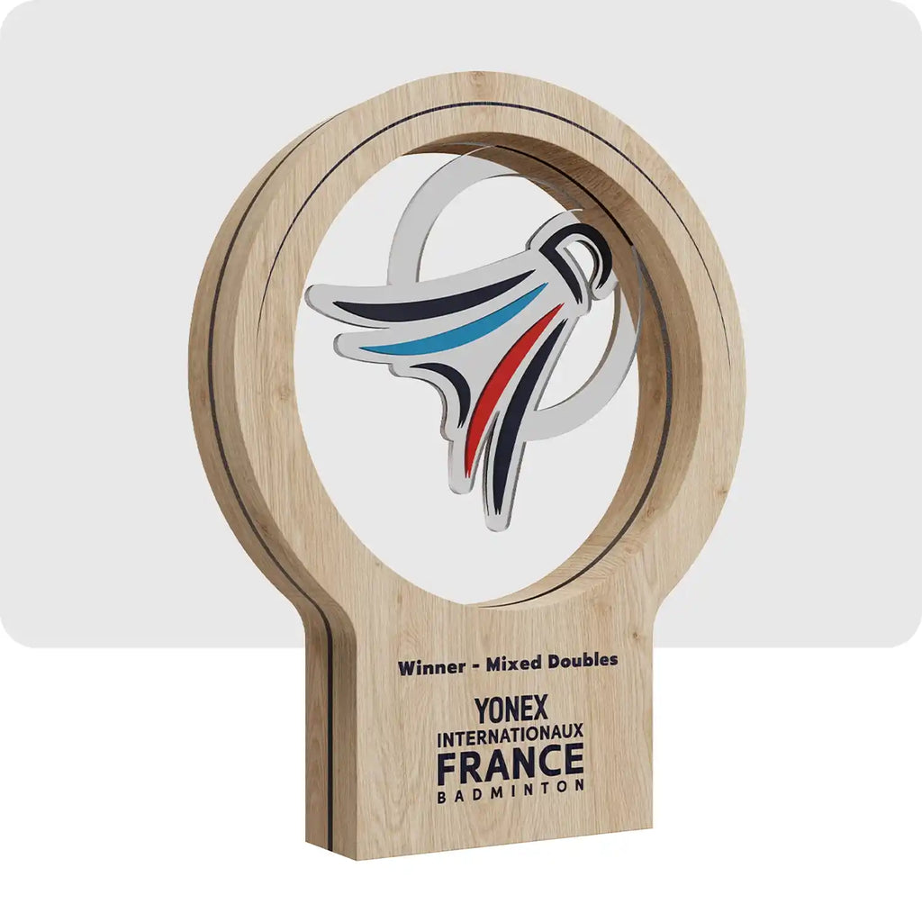 Trophée personnalisé en bois et plexiglass en forme de volant de Badminton.