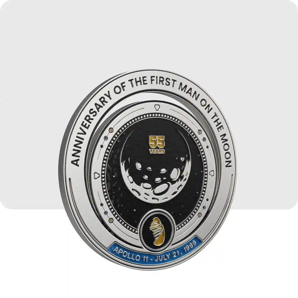 médaille en métal de couleur argenté représentant le 55-ème anniversaire du premier Homme sur la lune.