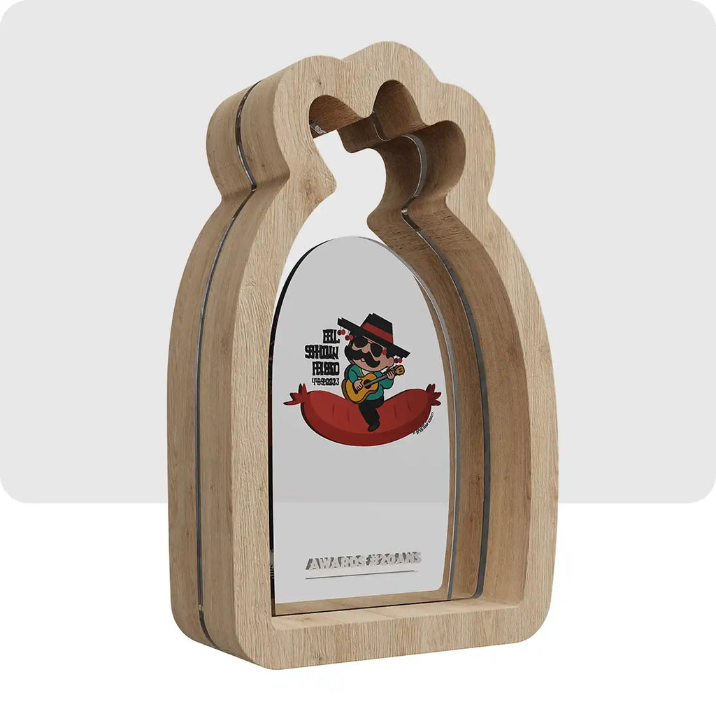 Trophée personnalisé en bois et en plexiglass, le bois  une forme personnalisé et le plexiglass en son centre est accompagné d'une illustration. 