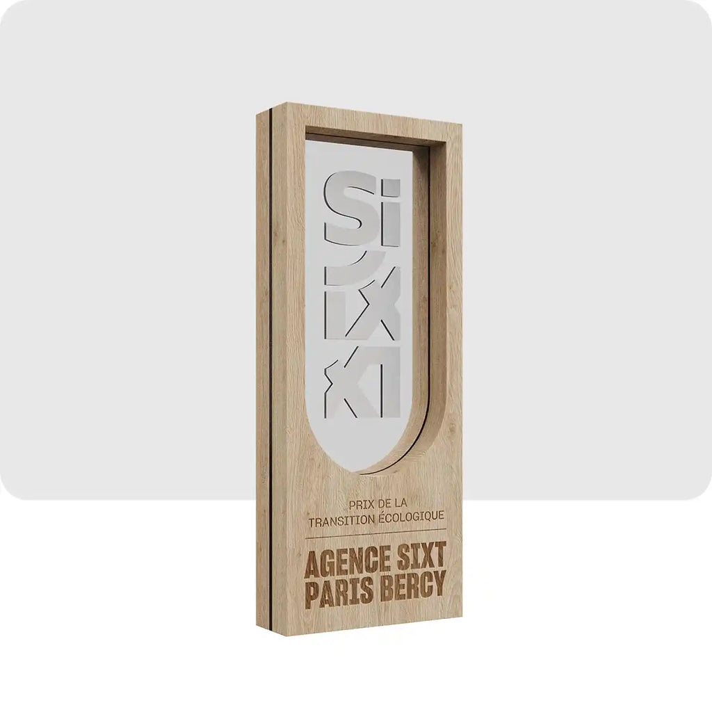 Trophée personnalisé en bois et en plexiglass avec le logo de la marque au centre du trophée. 